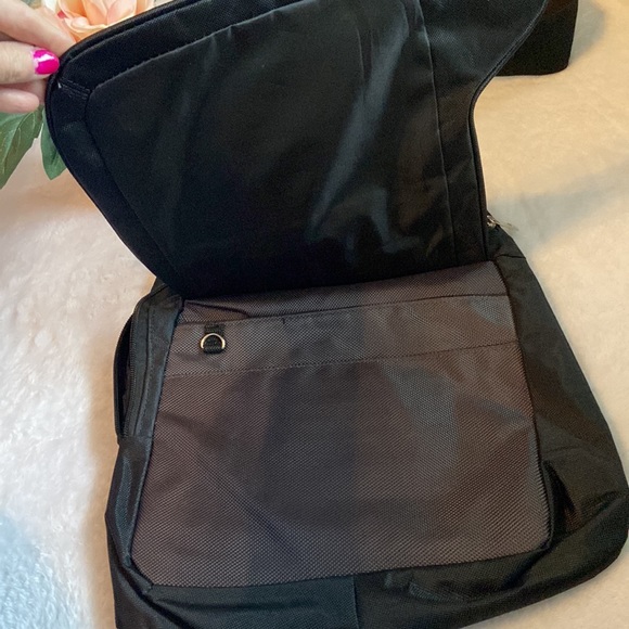 NWT American Tourister Black Cross Body Travel Bag Adjustable Strap - Picture 5 of 11